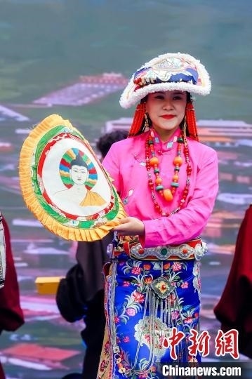 圖為身著民族服飾的演員們展示果洛特色產(chǎn)品。 果洛州文體旅游廣電局 供圖