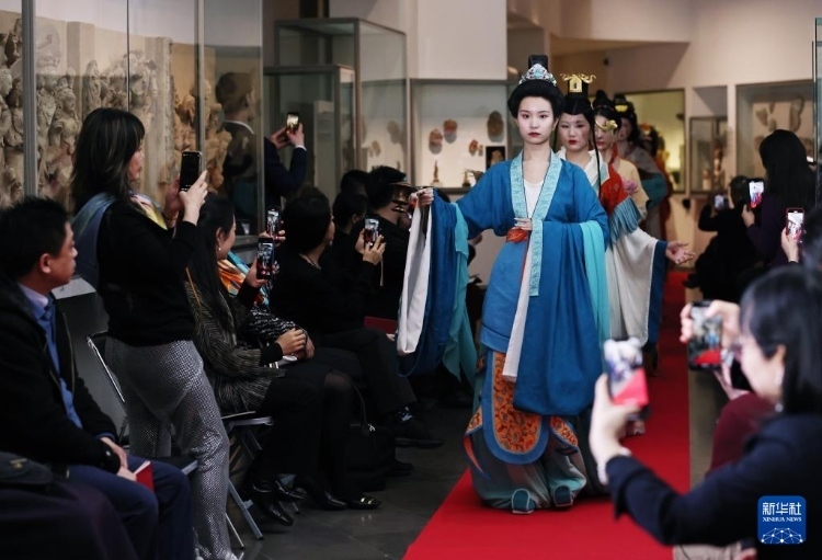 3月13日，在位于法國巴黎的吉美國立亞洲藝術(shù)博物館，模特展示敦煌復(fù)原服飾。新華社記者 高靜 攝