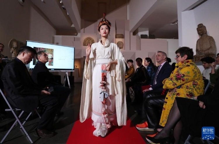 3月13日，在位于法國巴黎的吉美國立亞洲藝術(shù)博物館，模特展示敦煌復(fù)原服飾。新華社記者 高靜 攝