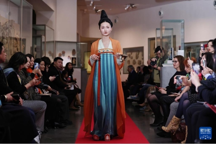 3月13日，在位于法國巴黎的吉美國立亞洲藝術(shù)博物館，模特展示敦煌復(fù)原服飾。新華社記者 高靜 攝