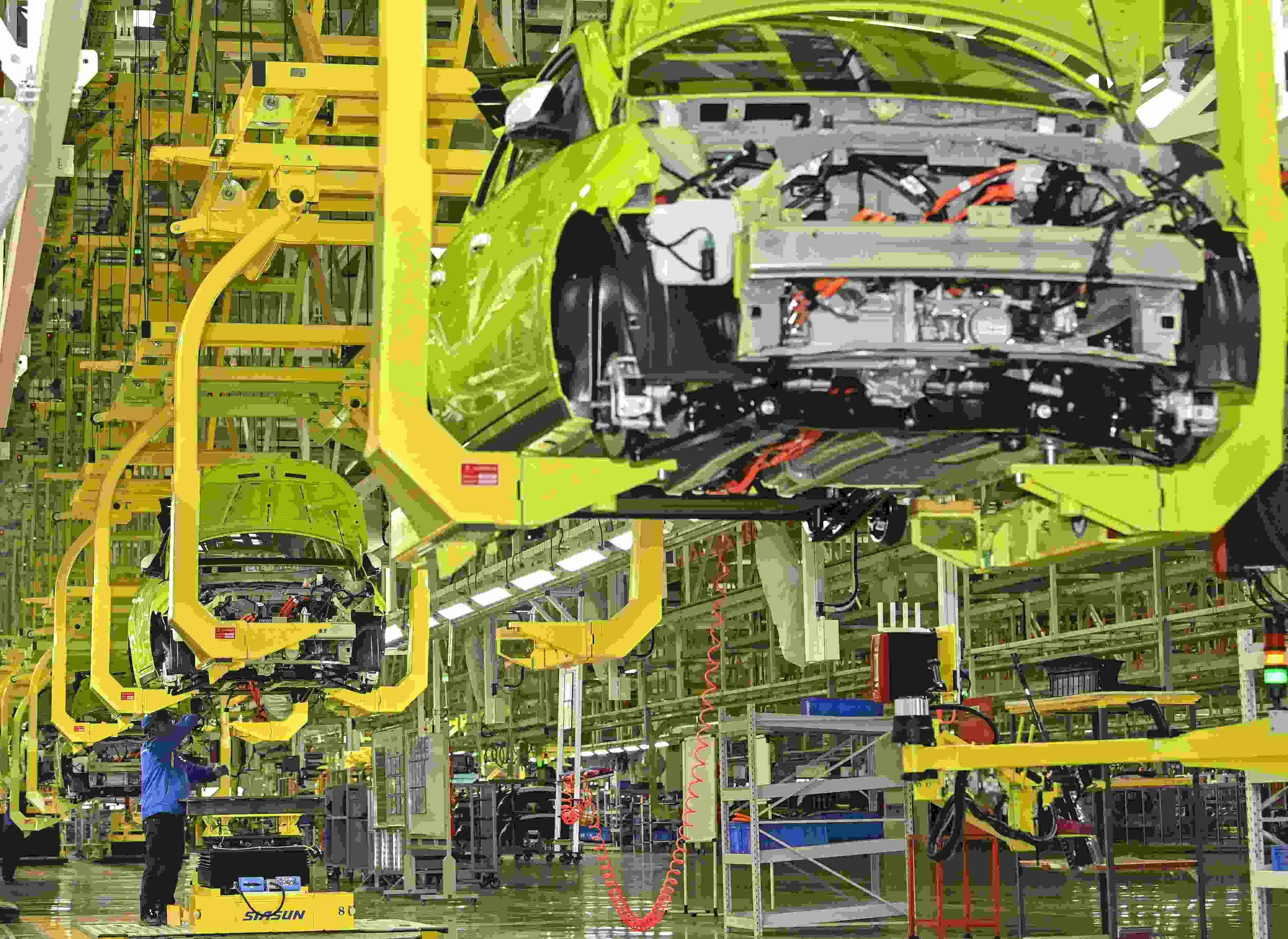 △ 2024年2月27日，一家新能源汽車(chē)公司的總裝車(chē)間生產(chǎn)線(xiàn)上，工人正在加緊生產(chǎn)趕訂單。