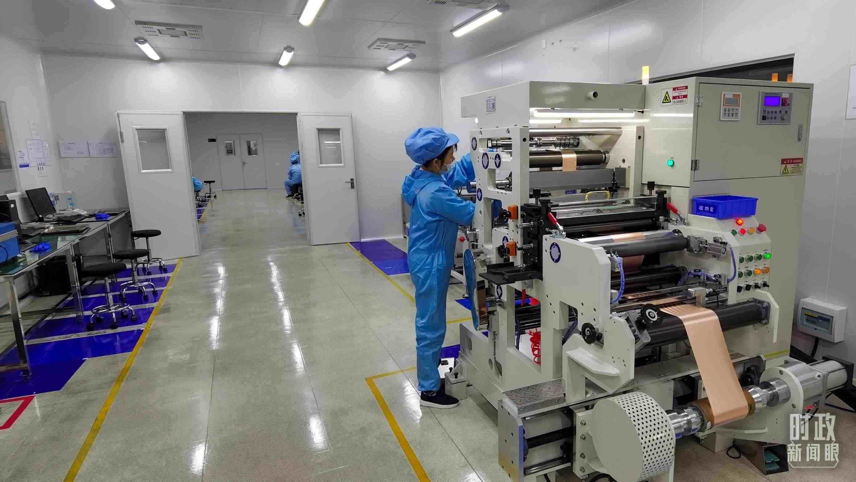 △企業(yè)員工將冷壓后的極片裁出規(guī)定尺寸，用于鋰電池制作。（總臺央視記者郭鴻拍攝）