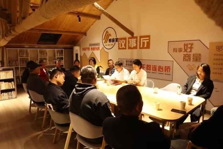 △浙江金華武義縣后陳村“鄰舍家”協(xié)商議事會討論舊村改造事宜。