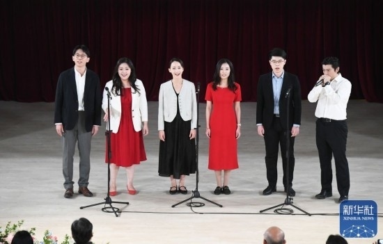 3月21日，國家開發(fā)銀行阿卡貝拉合唱團在音樂會上演出。新華社記者 任超 攝