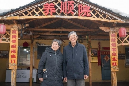 在伊春市友好區(qū)，伊春森工上甘嶺林業(yè)局有限責(zé)任公司溪水林場(chǎng)分公司退休職工劉養(yǎng)順（右）和老伴楊秋娥在自家農(nóng)家院中（3月13日攝）。新華社記者 謝劍飛 攝