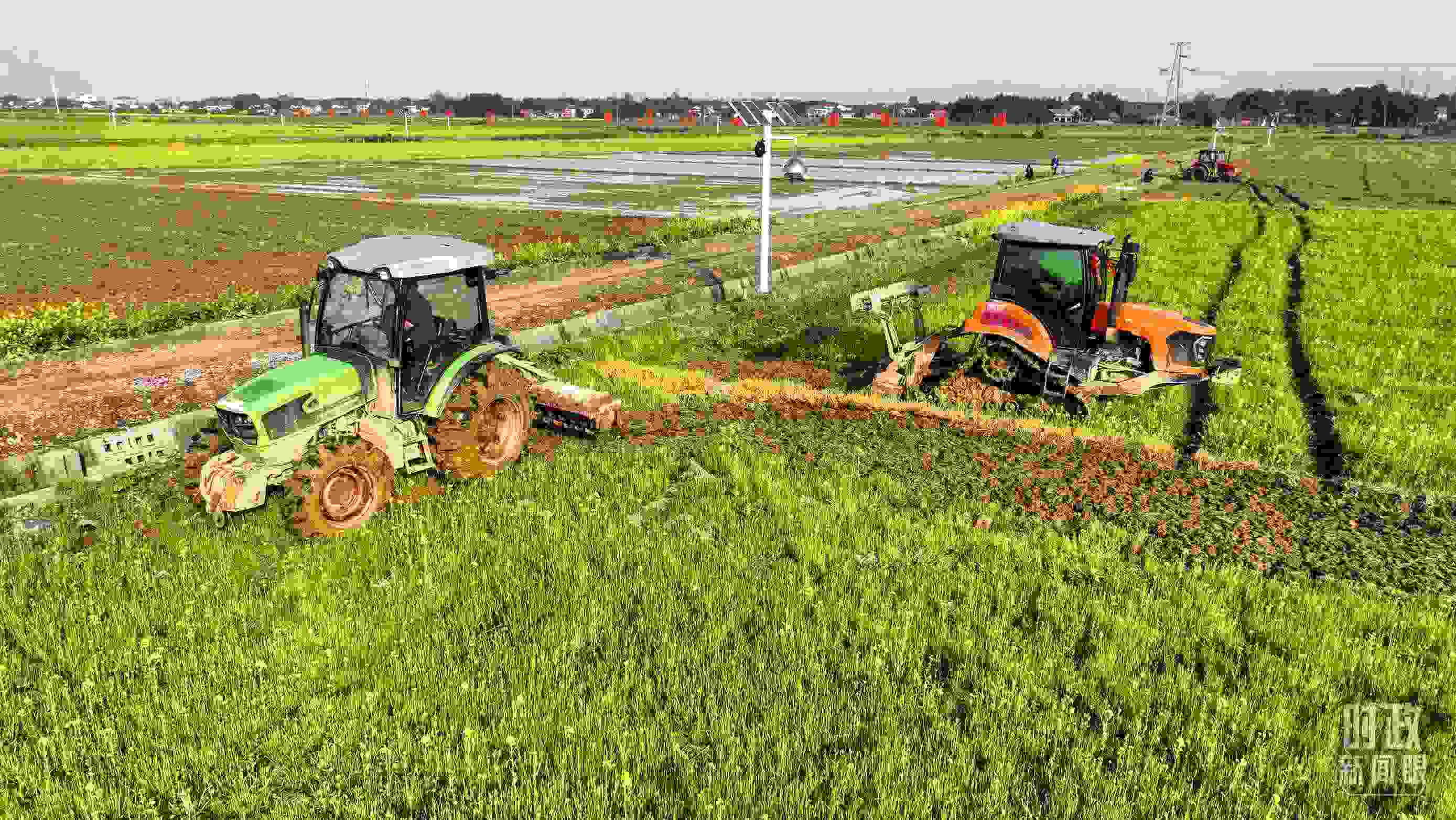 △位于港中坪村的糧食生產(chǎn)萬畝綜合示范片區(qū)，春耕備耕生產(chǎn)繁忙。（總臺央廣記者潘毅拍攝）