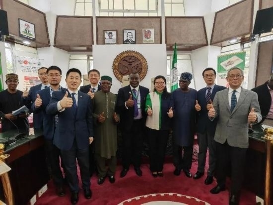 3月21日，與會嘉賓在首屆拉各斯論壇現(xiàn)場合影留念。（圖片由中國駐拉各斯總領(lǐng)事館提供）