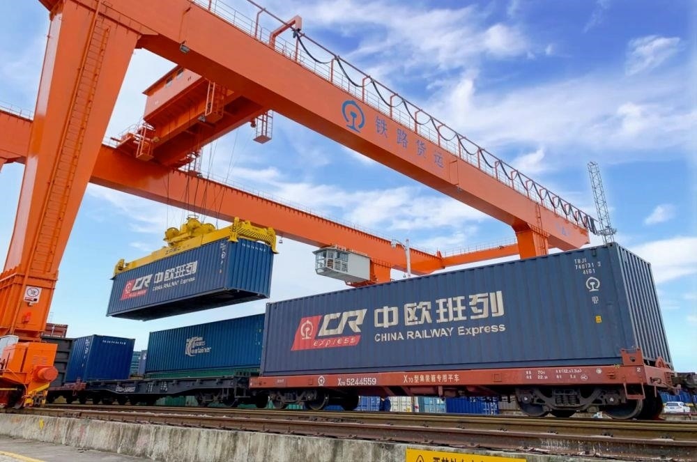 △2022年4月29日，在安徽合肥北站物流基地集裝箱作業(yè)區(qū)，準(zhǔn)備發(fā)運(yùn)的中歐班列集裝箱。