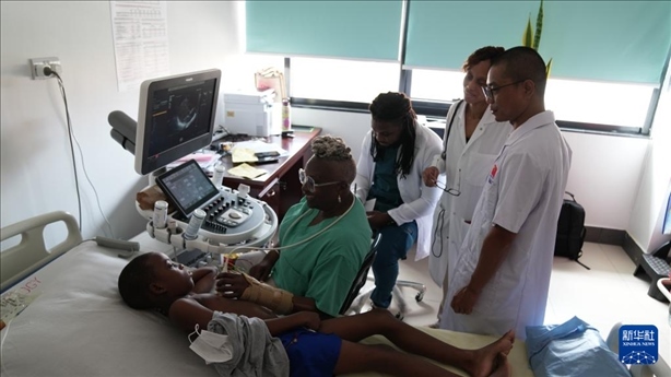 3月4日，在多米尼克羅索的中多友誼醫(yī)院，援多醫(yī)療隊(duì)成員、南方醫(yī)科大學(xué)第五附屬醫(yī)院心血管內(nèi)科主治醫(yī)師駱志鵬與當(dāng)?shù)蒯t(yī)生共同診療。新華社記者 王朝 攝
