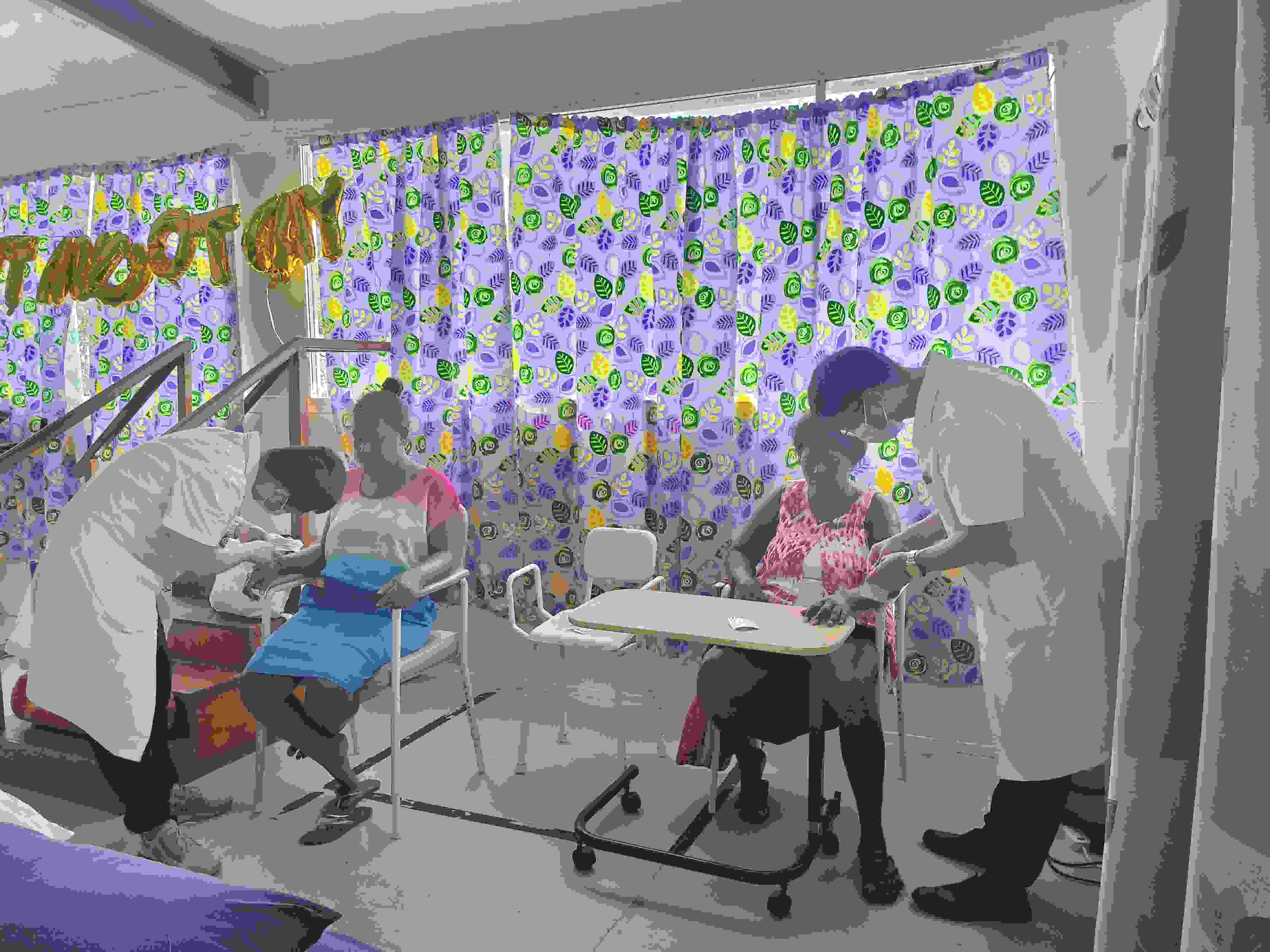 2023年7月3日，中國援助所羅門群島醫(yī)療隊針灸大夫在所羅門群島首都霍尼亞拉國家轉(zhuǎn)診醫(yī)院為患者治療。