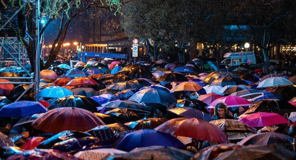 3月24日，在塞爾維亞南部城市普羅庫普列，人們參加北約轟炸南聯(lián)盟遇難者悼念儀式。新華社發(fā)（王韡攝）