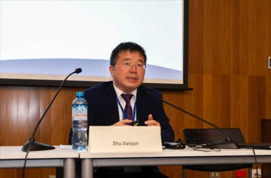 上海外國語大學(xué)國際文化交流學(xué)院副院長朱建軍做專題講座。（秘魯天主教大學(xué)孔子學(xué)院供圖）