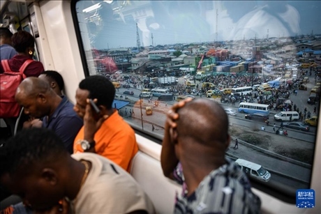 2月28日，在尼日利亞拉各斯，人們乘坐輕軌藍(lán)線列車。新華社記者 韓旭 攝