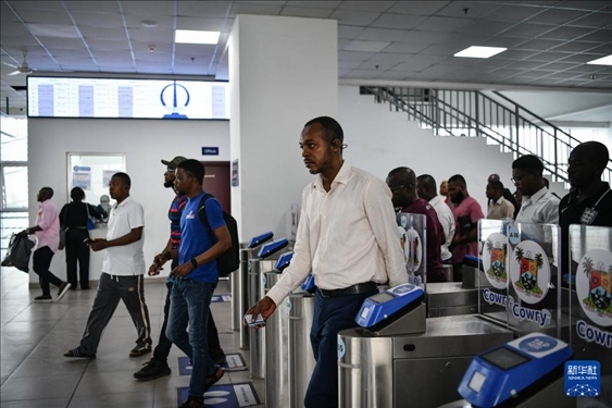 2月28日，在尼日利亞拉各斯，人們在輕軌藍(lán)線碼頭站刷卡出站。新華社記者 韓旭 攝