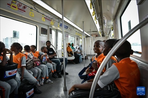 2月28日，在尼日利亞拉各斯，一所小學(xué)的學(xué)生們體驗乘坐輕軌藍(lán)線列車。新華社記者 韓旭 攝