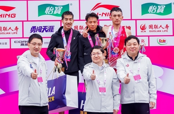 無錫市人民政府副秘書長顧文龍，無錫市體育局黨組書記、副局長楊宇華，海瀾集團黨委副書記、副總裁江南共同為全國馬拉松錦標賽（第一站）男子組前3名頒獎。受訪者供圖