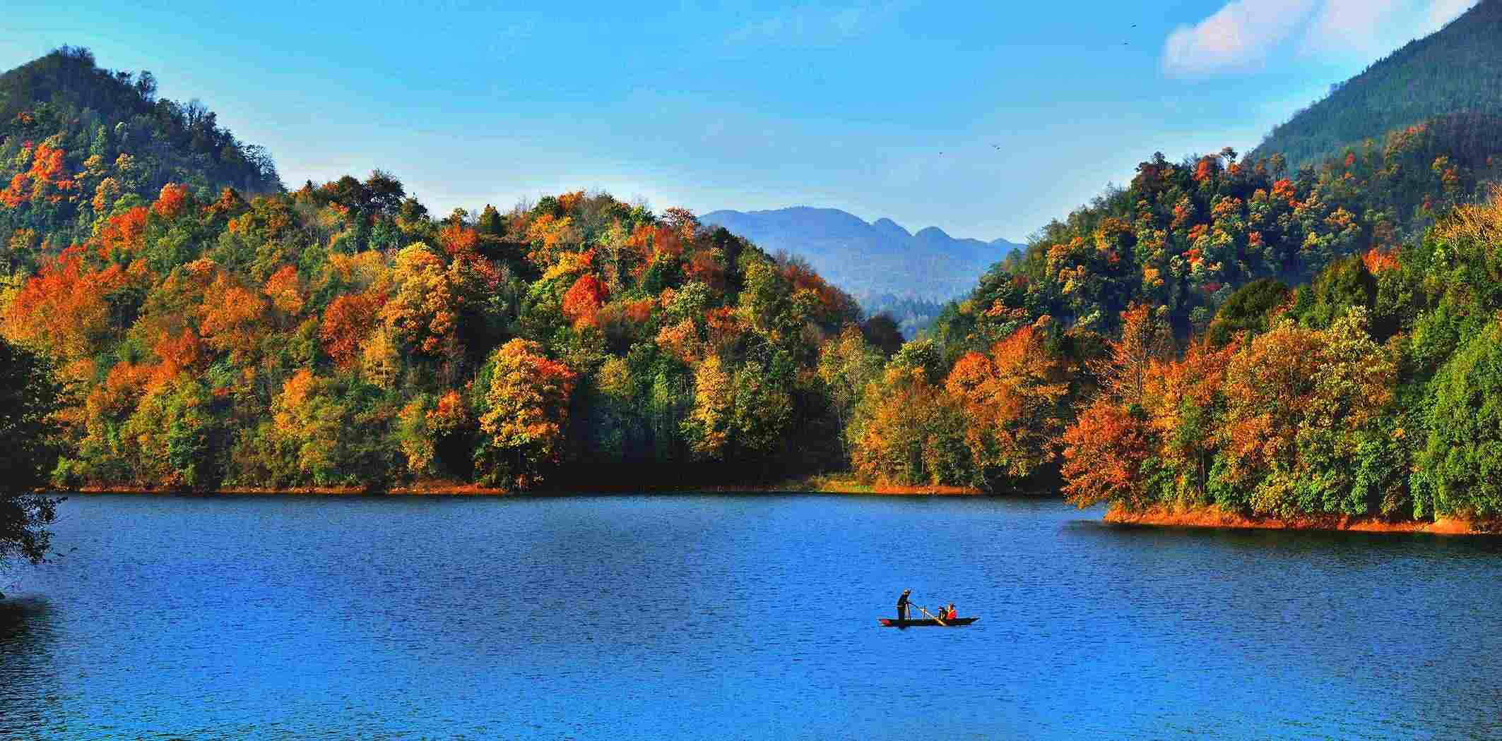 百里杜鵑湖好風(fēng)光。羅冠宇 攝