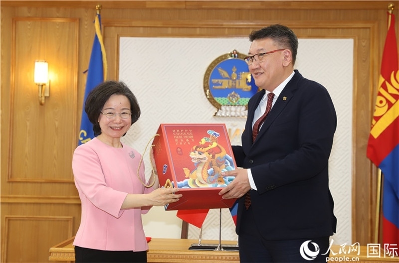 沈大使向扎布赫楞部長贈送吉祥龍。人民網(wǎng)記者 霍文攝