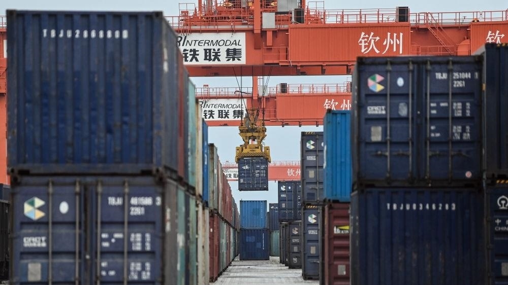 △2023年5月11日，在廣西欽州鐵路集裝箱中心站，塔吊在下卸集裝箱。近年來，在RCEP政策紅利推動下，中國與東盟產(chǎn)業(yè)合作不斷深化，助力區(qū)域經(jīng)濟發(fā)展。