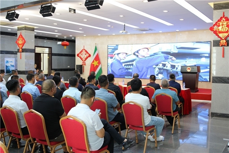 當(dāng)?shù)貢r(shí)間3月26日下午，中國(guó)品牌重型機(jī)械、載重車輛宣傳推介會(huì)在中國(guó)駐蘇里南大使館舉行。圖為宣介會(huì)現(xiàn)場(chǎng)。中國(guó)駐蘇里南大使館供圖