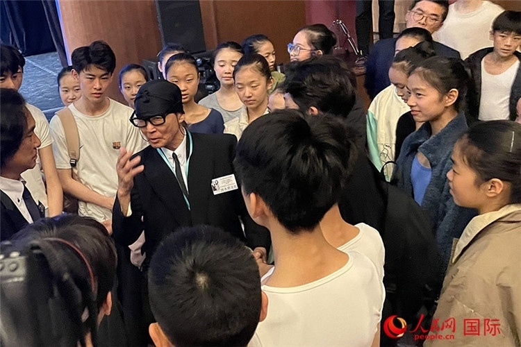 松山芭蕾舞團總代表清水哲太郎與中央芭蕾舞團舞蹈學校的學生們交流。人民網記者 張麗婭攝
