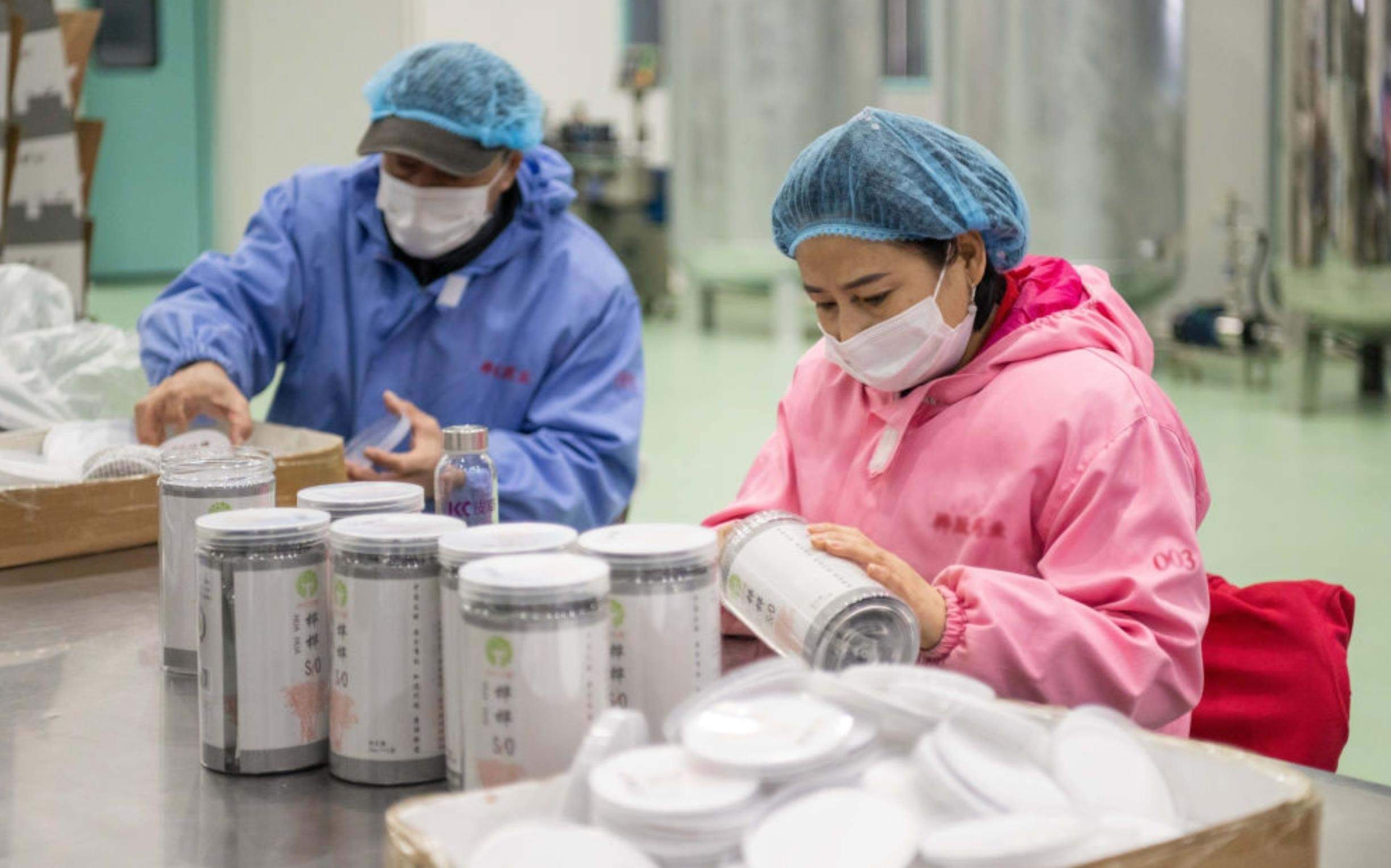 △2024年3月12日，黑龍江伊春一家公司內(nèi)，工作人員在包裝樺樹汁相關(guān)產(chǎn)品。