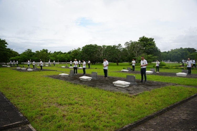 醫(yī)療隊(duì)隊(duì)員向烈士們獻(xiàn)花。中國援桑醫(yī)療隊(duì)供圖