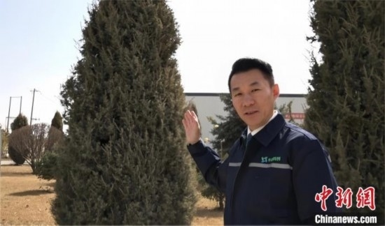 圖為王佐向記者介紹自己的新能源綠電廠區(qū)。白先森 攝