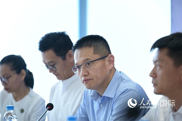 緬甸中國企業(yè)商會會長、工商銀行仰光分行行長劉銘介紹有關(guān)情況-人民網(wǎng)記者謝佳君攝