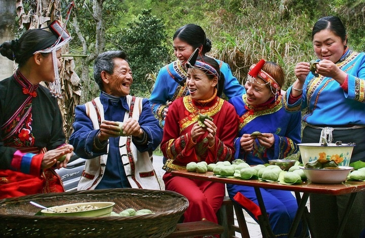 畬族群眾一起做清明果。供圖 共享聯(lián)盟·景寧