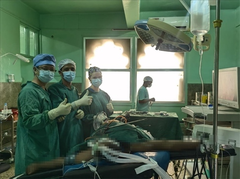 蔣國慶醫(yī)生（左）和當?shù)蒯t(yī)生慶祝手術(shù)成功。中國援桑醫(yī)療隊供圖