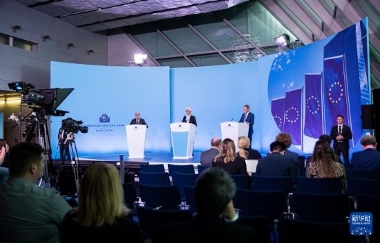 4月11日，歐洲中央銀行行長拉加德（中）在德國法蘭克福歐洲中央銀行總部出席新聞發(fā)布會。新華社記者 張帆 攝