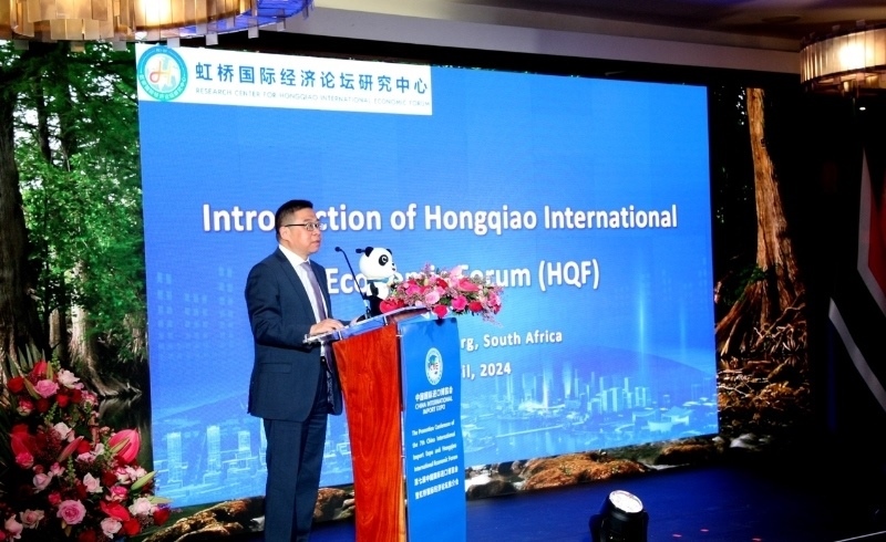 虹橋國(guó)際經(jīng)濟(jì)論壇研究中心副理事長(zhǎng)、商務(wù)部國(guó)際貿(mào)易經(jīng)濟(jì)合作研究院副院長(zhǎng)俞子榮致辭。（圖片來(lái)源：中國(guó)國(guó)際進(jìn)口博覽會(huì)官微）