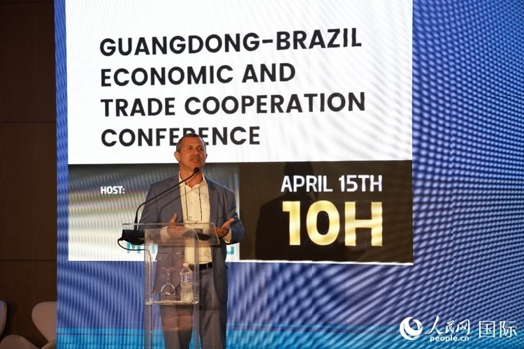 巴西里約州能源和海洋經(jīng)濟部國務(wù)秘書費利佩·佩肖托在推介會上致辭。人民網(wǎng)記者 陳海琪攝