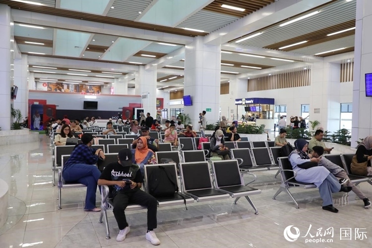 乘客在雅萬(wàn)高鐵雅加達(dá)哈利姆站候車。人民網(wǎng)記者 曹師韻攝