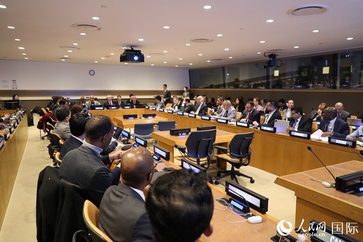 40多國(guó)常駐代表、副代表以及聯(lián)合國(guó)工發(fā)組織、糧農(nóng)組織、區(qū)域經(jīng)委會(huì)、南南合作辦公室等聯(lián)合國(guó)機(jī)構(gòu)官員等100多人參加全球發(fā)展倡議之友小組高級(jí)別會(huì)議。 人民網(wǎng)記者 李志偉攝