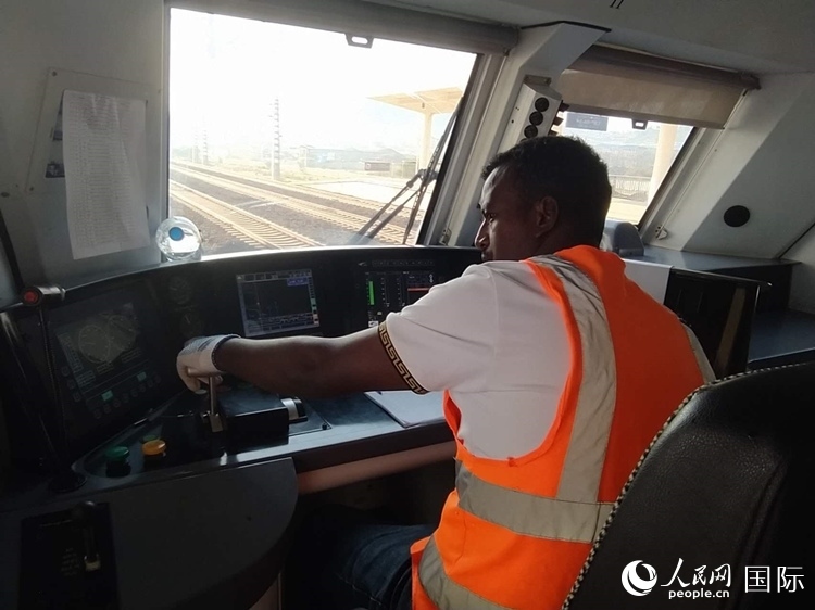 火車司機索博卡。人民網(wǎng)記者 黃培昭攝
