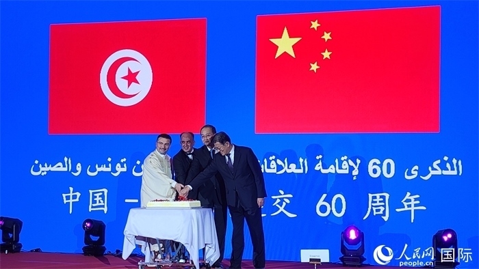 與會嘉賓共同切紀念蛋糕，從左至右分別為突尼斯國家旅游局局長侯賽因、突尼斯駐華大使阿迪勒·阿拉比、外交部副部長鄧勵、中國人民對外友好協(xié)會副會長李?？Ｈ嗣窬W(wǎng)記者 萬宇攝