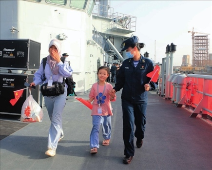 海軍軍艦赴蘇丹緊急撤離我在蘇丹人員。圖為海軍官兵帶領(lǐng)同胞登艦（2023年4月26日攝）。丁家興攝
