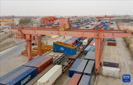 4月21日，二連浩特鐵路口岸龍門吊吊裝中歐班列集裝箱（無人機(jī)照片）。 新華社發(fā)（張海峰攝）