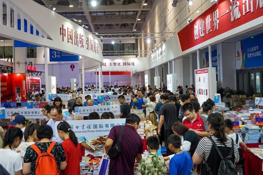 2023年7月31日，在第31屆全國圖書交易博覽會(huì)上，讀者在閱覽選購新書。新華社記者 朱崢 攝