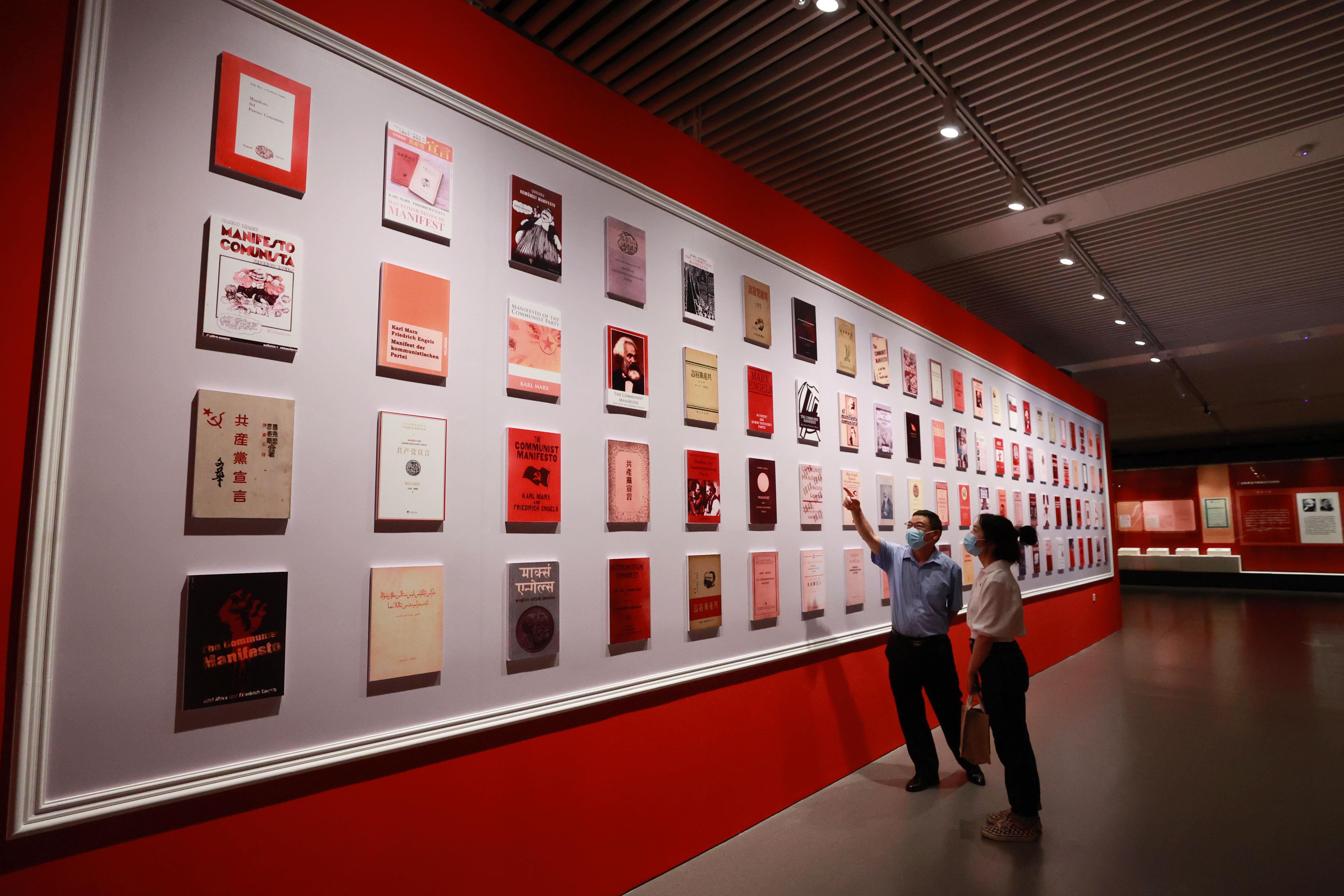 △2021年8月5日，觀眾在國家圖書館觀看不同版本的《共產(chǎn)黨宣言》。