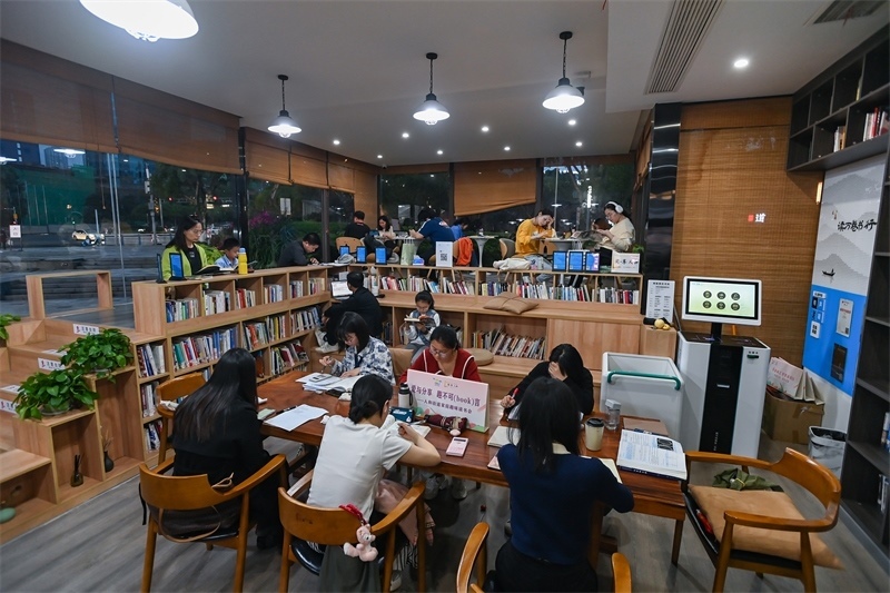 4月22日，讀者在重慶一家24小時城市智慧書房中閱讀。圖片來源：視覺中國
