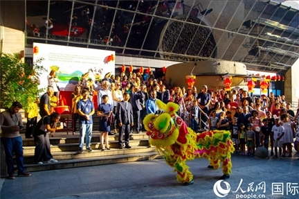 巴西民眾在里約天文館前觀看舞獅表演。四川省文化和旅游廳供圖。