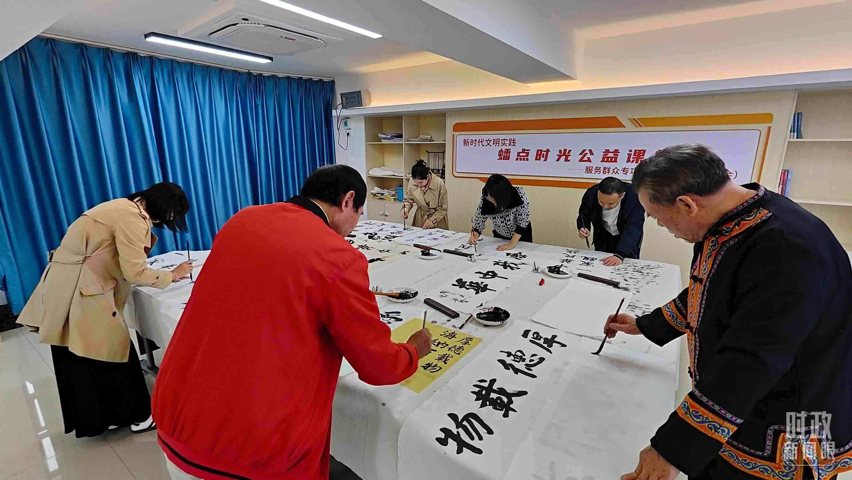 △廣西南寧市多民族社區(qū)——盤龍社區(qū)居民練習(xí)書法。（總臺(tái)央視記者楊立峰拍攝）