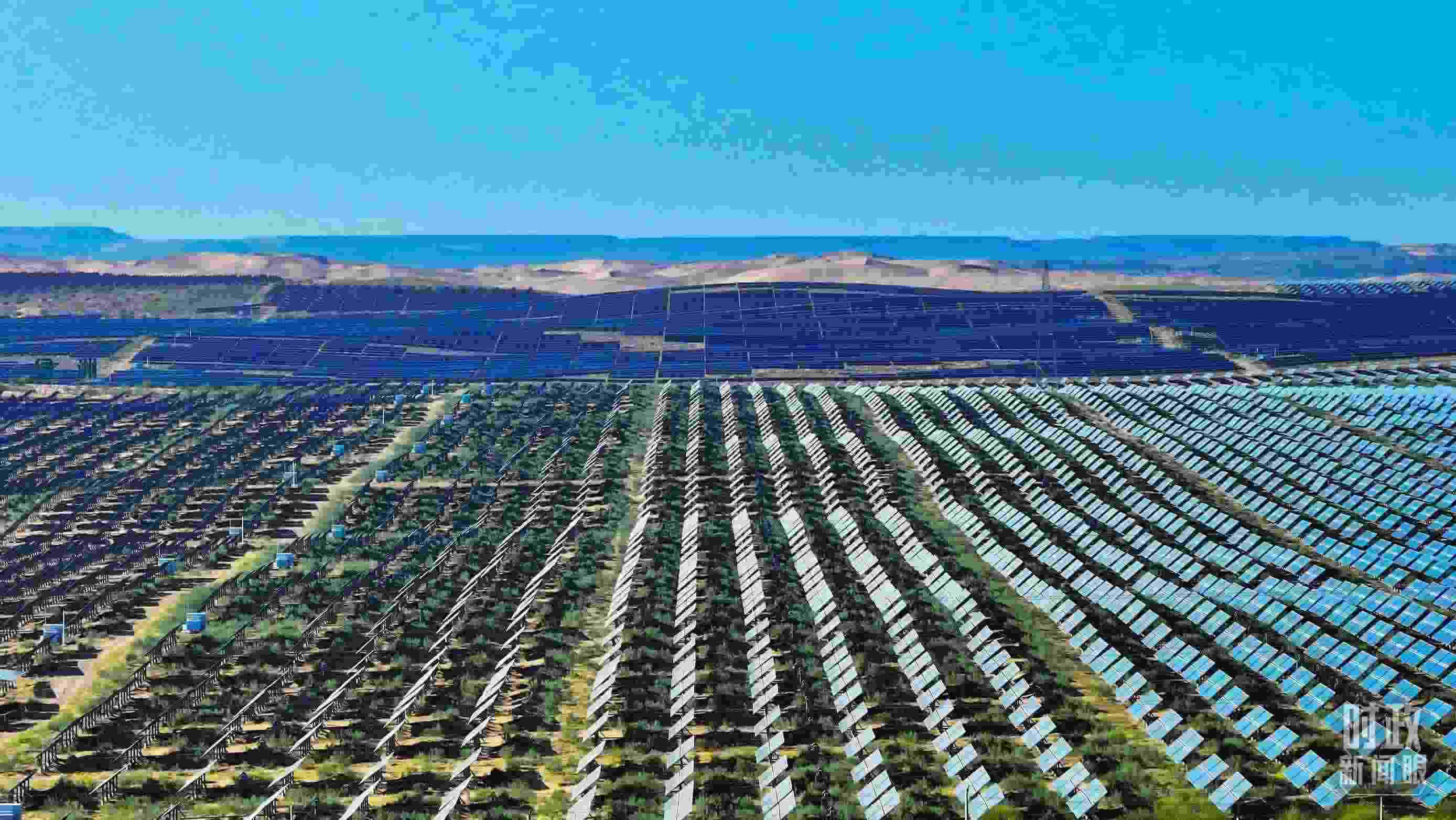 △內(nèi)蒙古鄂爾多斯，庫(kù)布其沙漠新能源基地。（圖/視覺中國(guó)）