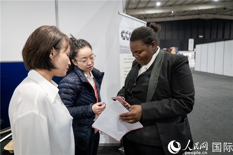 中企工作人員和當(dāng)?shù)厍舐氄呓徽?。希拉茲攝