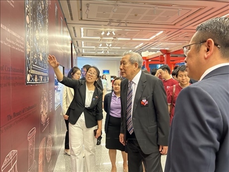 工作人員為泰國前副總理、泰中文化促進委員會主席披尼講解展覽內(nèi)容。中國駐泰國大使館供圖