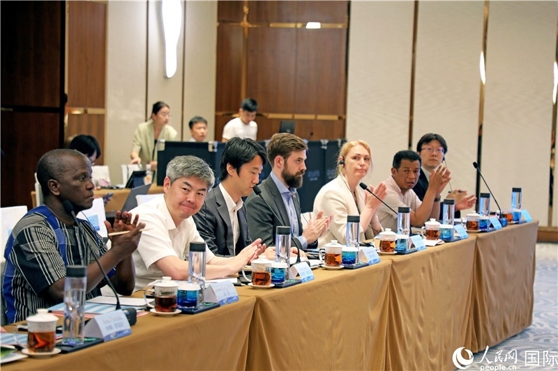 參加產(chǎn)業(yè)對接會的各國駐華使節(jié)。人民網(wǎng)記者趙益普攝