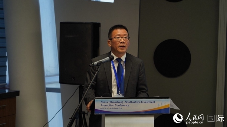 南非中國(guó)經(jīng)貿(mào)協(xié)會(huì)會(huì)長(zhǎng)、中國(guó)銀行約翰內(nèi)斯堡分行行長(zhǎng)張朝陽(yáng)致辭。人民網(wǎng) 劉暢攝